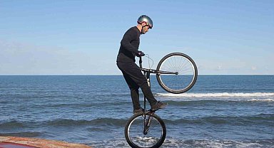 Bisiklet tutkunu gençten nefes kesen gösteri: Sahil kayalıkları parkuru oldu