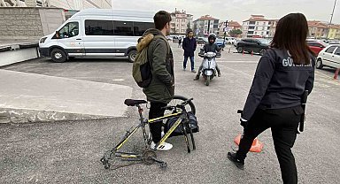 Bisikletin kilidini açamayınca tekerini söküp çaldılar
