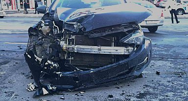 Bitlis'te otomobil ile motosiklet kafa kafaya çarpıştı: 1 yaralı