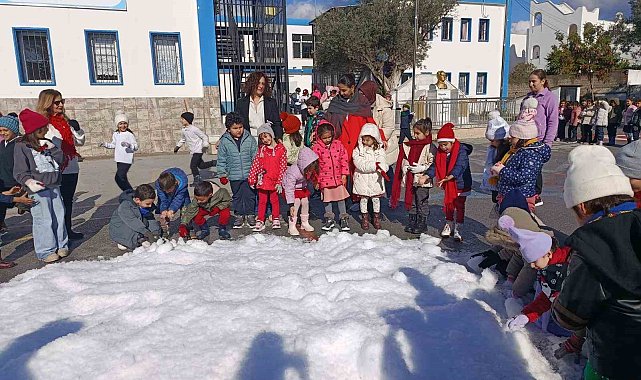 Bodrum'da öğrencilere yapay kar sürprizi