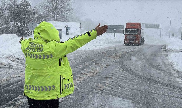 Bolu Dağı'nda D-100 kara yolunun İstanbul yönü ağır tonajlı araç trafiğine kapatıldı