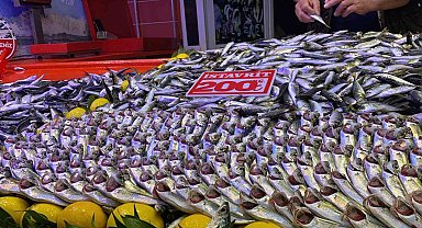 Bolu'da fırtına balık tezgahlarını vurdu