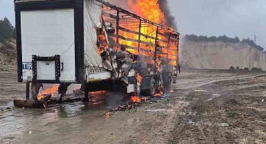Bolu'da kağıt yüklü dorse alev topuna döndü