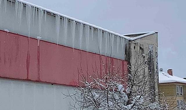 Bolu'da kar ve buz kütleleri tehlike saçıyor