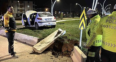 Bolu'da kontrolden çıkan otomobil refüje çarptı