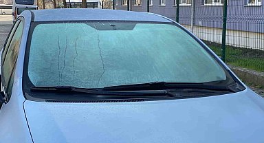 Bolu'da soğuktan araçların camları buz tuttu