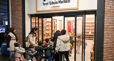 Bornova'da minik eller toprağa dokundu