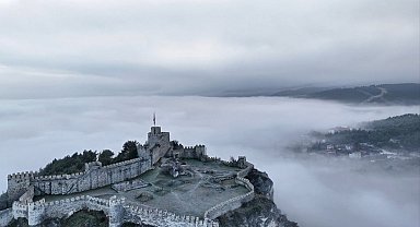 Boyabat Kalesi'nin sis altındaki görüntüsü mest etti