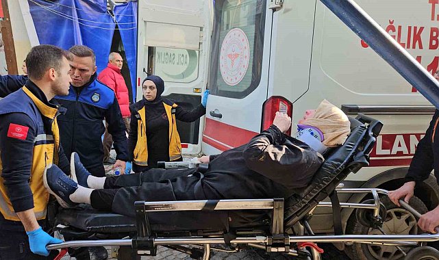 Bozuk zeminde ayağı takılan kadın yere düşerek yaralandı