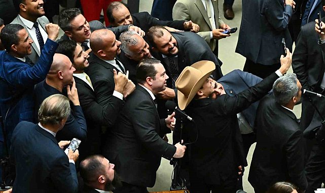 Brezilya'da darbe teşebbüsü suçundan hapis yatan Bolsonaro'nun ceza süresini düşüren tasarı onaylandı