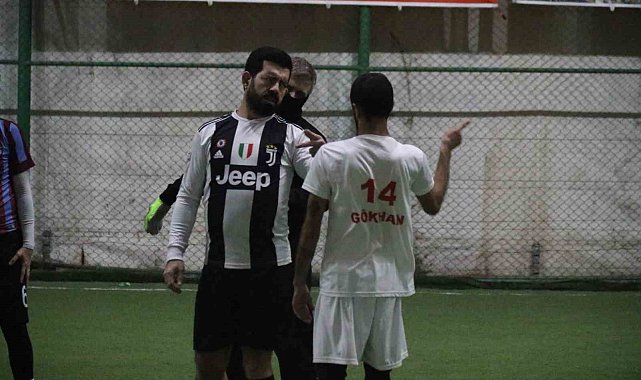 Bu maçta pas işaret dili ile isteniyor, 'gol' sesi çıkmıyor