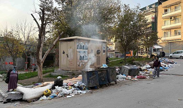 Buca'da park manzaralı çöp dağları