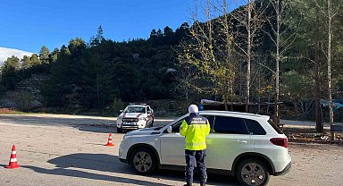 Burdur'da jandarma ekipleri tarafından trafik denetimleri devam ediyor
