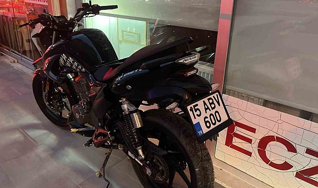 Burdur'da motosiklet park halindeki otomobile çarptı: 2 yaralı