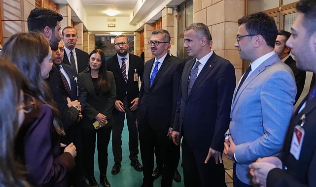 Burhanettin Duran'dan TBMM'de parlamento muhabirlerine ziyaret