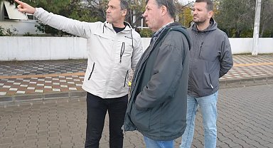 Burhaniye de çöken kanalizasyon borusu yol kapattırdı