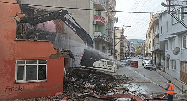 Bursa Gemlik'te güvenli kent için metruk bina yıkımları sürüyor