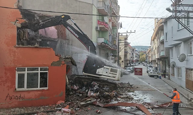 Bursa Gemlik'te güvenli kent için metruk bina yıkımları sürüyor