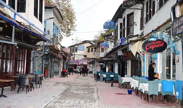 Bursa Osmangazi'de Tarihi Arap Şükrü Sokağı 'kaçak'lardan arındırıldı