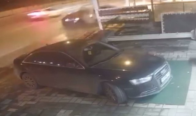 Bursa'da gece yarısı kaza anı kamerada : 1'i ağır 4 yaralı
