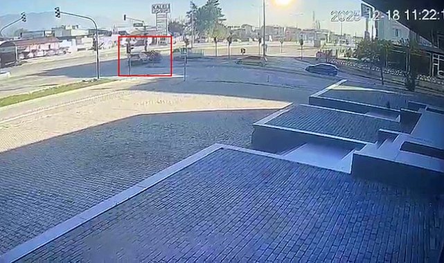 Bursa'da kırmızı ışık ihlali kazayı böyle getirdi : 2 kadın yaralı