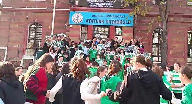 Bursa'da öğrenciler Bursaspor kıyafetleriyle okula geldi