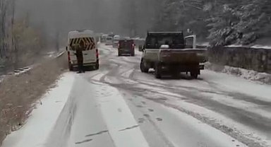 Bursa'da yoğun kar yolları kapattı