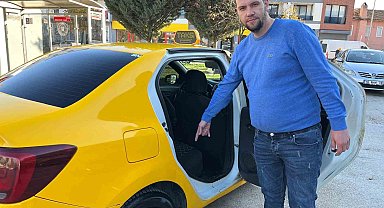Bursalı taksici yaşlı çiftin araçta unuttuğu 5500 Euro'yu teslim etti
