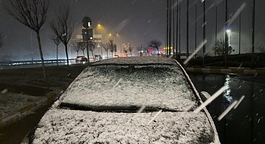 Büyükçekmece'de park halindeki araçların üzeri beyaza büründü
