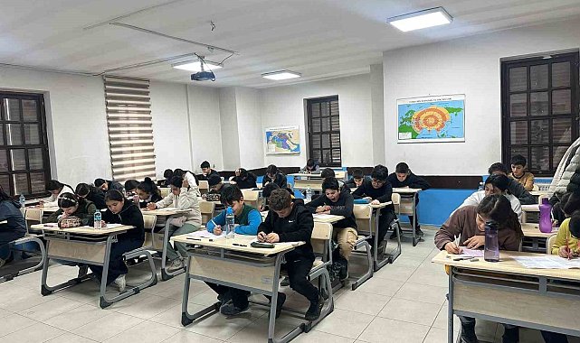 Büyükşehir Eğitim Merkezlerinde yapılan deneme sınavına bin 350 öğrenci katıldı
