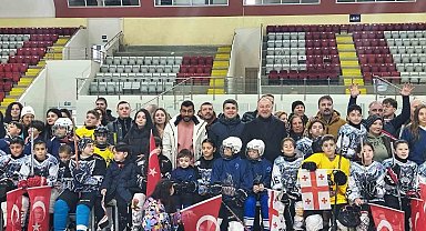 Buzda dostluk rüzgarı esti