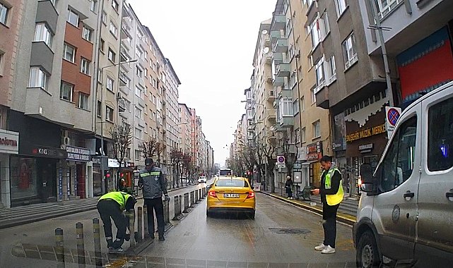Çakılmasıyla tepki çeken dubalar belediye tarafından söküldü