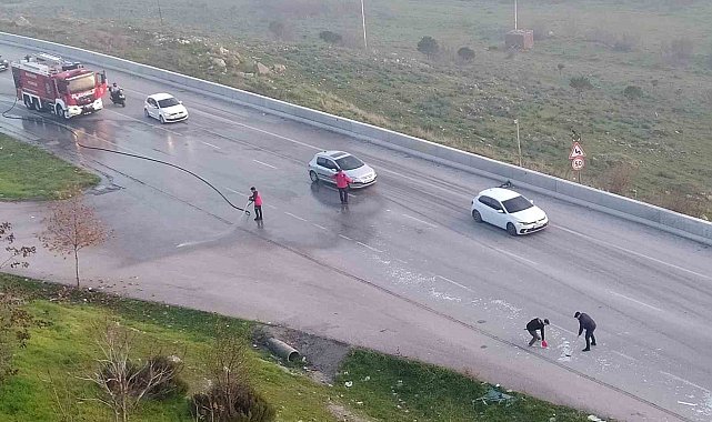 Cam paleti yüklü kamyonetten düşen cam parçaları trafiği durdurdu