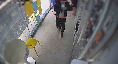 Camekandaki cep telefonunu kaşla göz arasında çalan hırsızın o anları kamerada