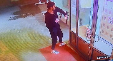 Cami kapısını yumruklayan zanlı tutuklandı