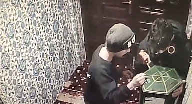 Camideki bağış kutusunu açamayan acemi hırsızlık şüphelileri kamerada