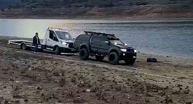 Çamura saplanan oto kurtarıcıyı pikap kurtardı