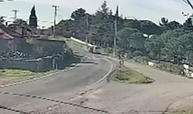 Çanakkale'de iki araç çarpıştı: Kaza anı kamerada