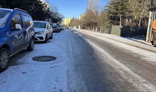 Çankaya'da yollar buz pistine döndü