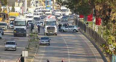 Çarpışan araçlar bulvarı trafiğe kapattı