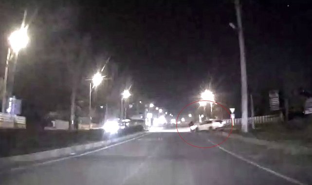 Çarptığı motosiklet devrildi, sonra kaçtı: O anlar araç kamerasında