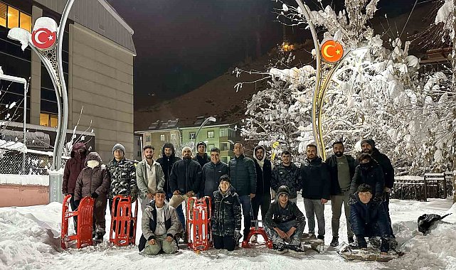 Çatak'ta çocuklar kar katilini eğlenceye dönüştürdü