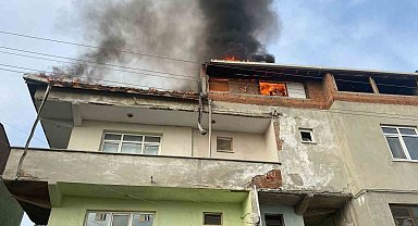 Çatı katı alev topuna döndü