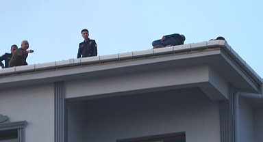 Çatıya çıktı, 80 bin TL'lik alacağını tahsil edince ikna olup indi