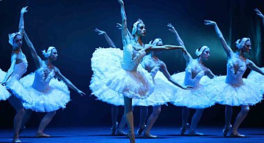 Çaykovski'nin 'Kuğu Gölü' balesi Denizli'de beğeniyle izlendi
