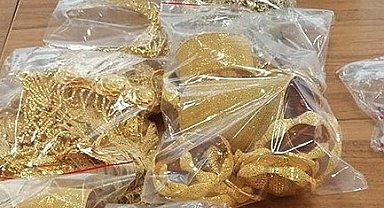 Ceplerindeki 200 bin euro değerindeki altın ve platin takılarla sınırda yakalandı