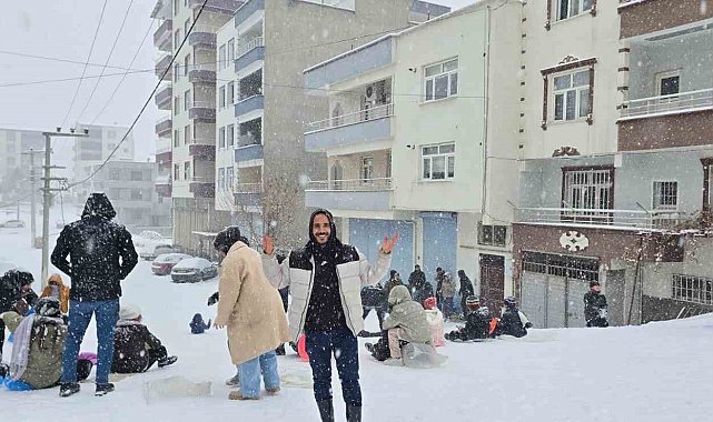 Çermik'te karın yağışına en çok çocuklar sevindi