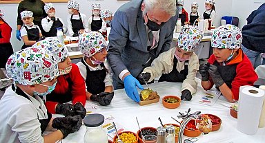 Çeşme'de öğrenciler, velileri ile kumpir etkinliğinde buluştu