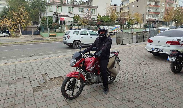 Ceza yedi, kaskı başına geçirerek motosiklet sürücülerine uyarıda bulundu