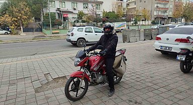 Ceza yedi, kaskı başına geçirerek motosiklet sürücülerine uyarıda bulundu